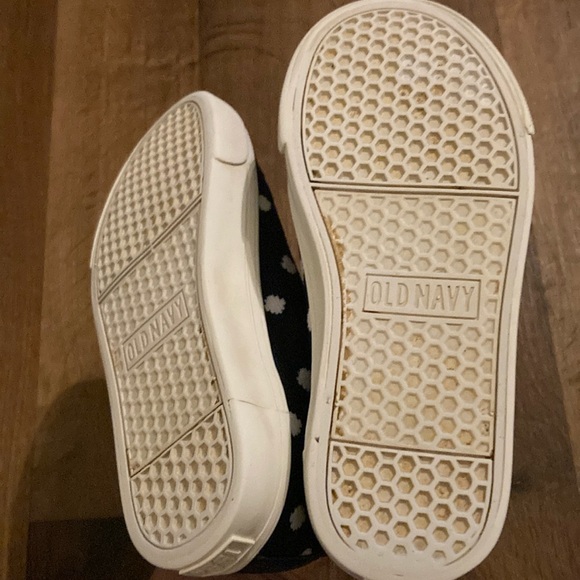 4/$19 🎆 Freedom sale!! Old Navy Knit Navy and White Shoes - Picture 2 of 13